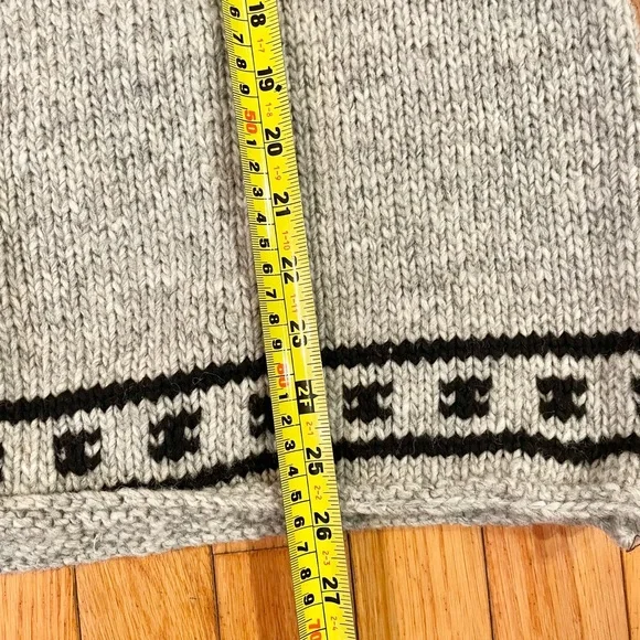 VTG Men’s Sweater Oversized 100% Wool Gray Sun Decor Heavy Hand Knit Ecuador